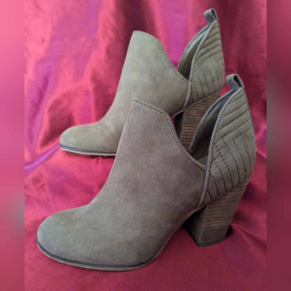 Carlos Santana Rouen Faux Suede Quilted Block Heel Booties Ankle Boots 7.5
